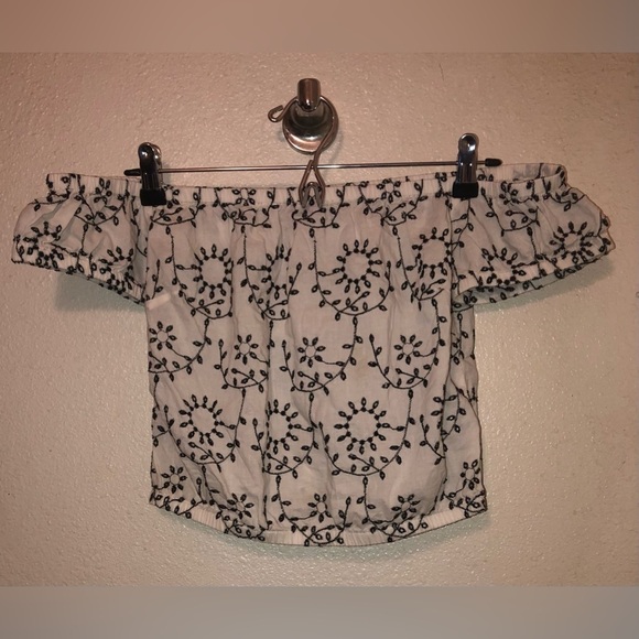 Guess Black & White Off the Shoulder Top Women’s size Small - Picture 1 of 2
